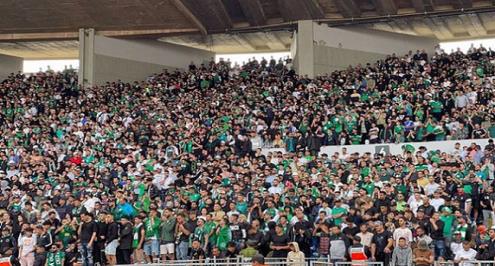 بالفيديو.. جماهير الرجاء تتغنى بـ "سطلانة" بعد خسارة الوداد للقب الدوري المغربي